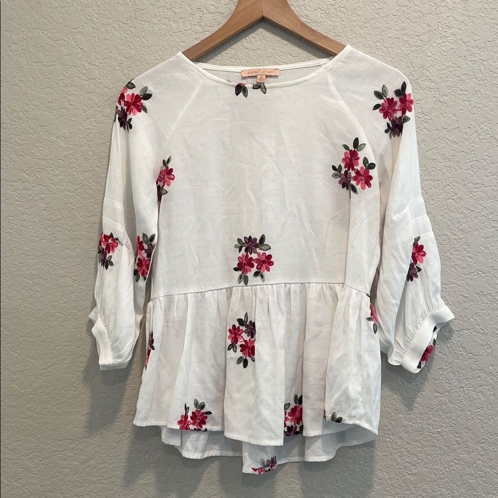 White Embroidered Peplum Blouse Size XS Floral Boho Feminine Flowy Top